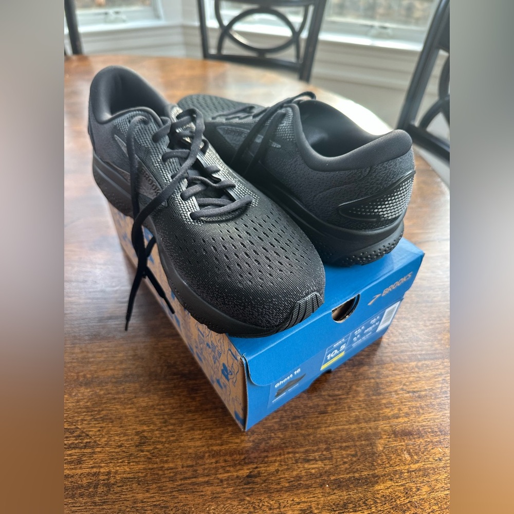 Brand new, never worn Brooks Men’s Ghost 16s size 10.5 in Wide 2E
